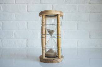 clear hour glass with brown frame by Kenny Eliason courtesy of Unsplash.