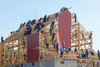 people building structure during daytime by Randy Fath courtesy of Unsplash.